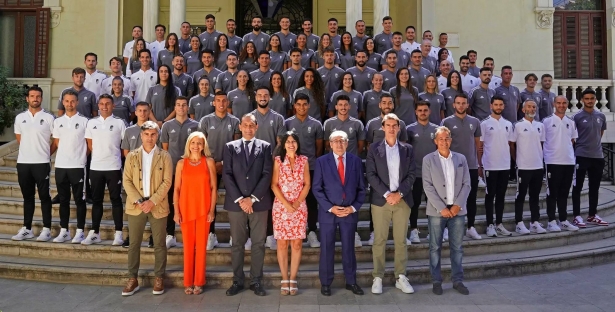 Las plantillas de los primeros equipos del Granada y la Junta Directiva, en la sede de la Subdelegación del Gobierno en Granada (PEPE VILLOSLADA / GCF)