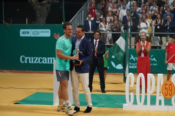 El presidente de la Junta de Andalucía, Juanma Moreno, felicita a Roberto Carballés (JUNTA DE ANDALUCÍA)