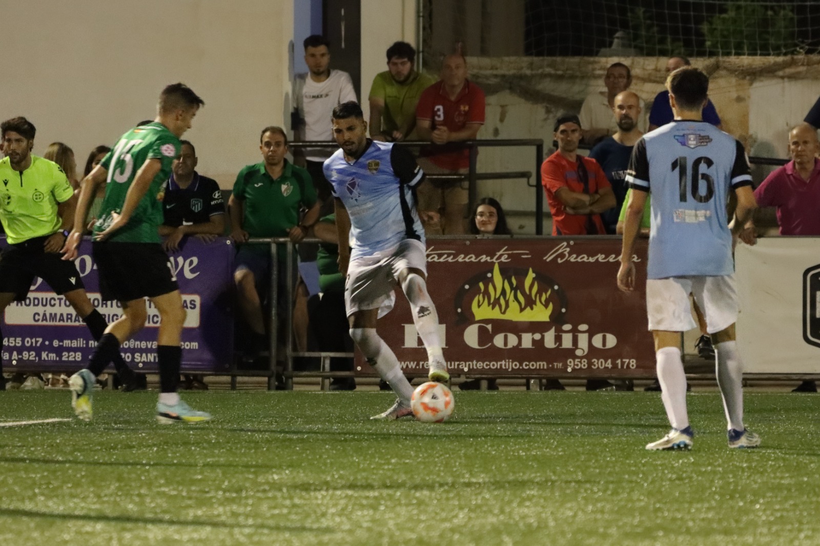 Juan Carlos, en una acción del derbi entre el Huétor Vega y el Arenas (JOSÉ ANDRÉS FERNÁNDEZ / ARENAS DE ARMILLA) Juan Carlos, en una acción del derbi entre el Huétor Vega y el Arenas (JOSÉ ANDRÉS FERNÁNDEZ / ARENAS DE ARMILLA)