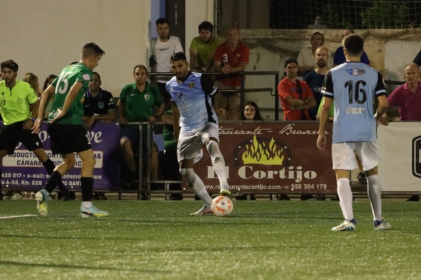 Juan Carlos, en una acción del derbi entre el Huétor Vega y el Arenas (JOSÉ ANDRÉS FERNÁNDEZ / ARENAS DE ARMILLA)