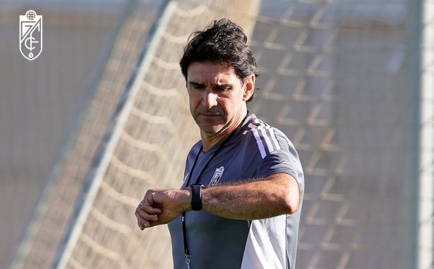 Aitor Karanka mira su reloj durante un entrenamiento (PEPE VILLOSLADA / GCF)