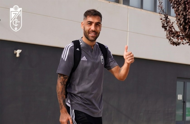 Alberto Perea, a la salida de la expedición del Granada este lunes desde la Ciudad Deportiva (PEPE VILLOSLADA / GCF)