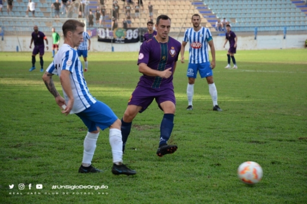 Antonio López y Goku pelean por el balón (REAL JAÉN)