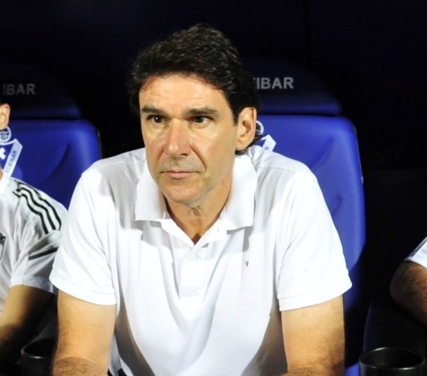 Aitor Karanka, en el banquillo de Ipurúa antes del comienzo del encuentro (LALIGA)
