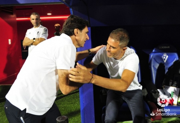 Gaizka Garitano saluda a Aitor Karanka en los momentos previos al inicio del choque en Ipurúa (LALIGA)