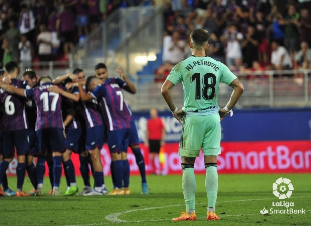 Patrovic observa a los jugadores del Eibar celebrando uno de los cuatro goles (LALIGA)