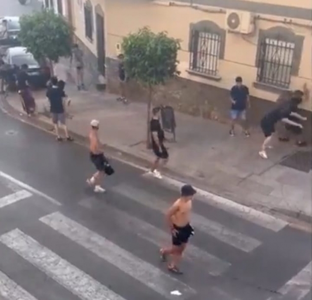 Momento de la paliza de ultras del Jaén a aficionados del Motril en la localidad granadina (TWITTER)