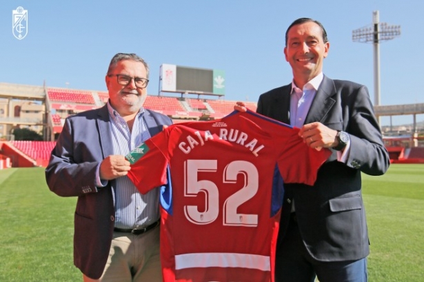 Jerónimo Luque y García Amado posan con la camiseta del Granada (GCF)