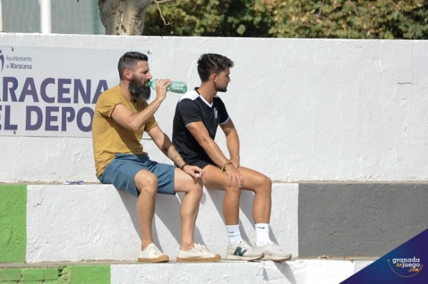 Rafa Payán en la grada durante el partido ante la UD Almería B (JOSÉ M. BALDOMERO) 