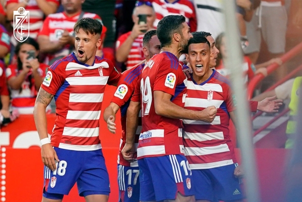 Uzuni celebra junto a sus compañeros el segundo gol ante el Mirandés (PEPE VILLOSLADA / GCF)