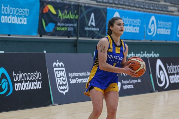 María Sánchez durante un partido con Agustinos (FAB) 