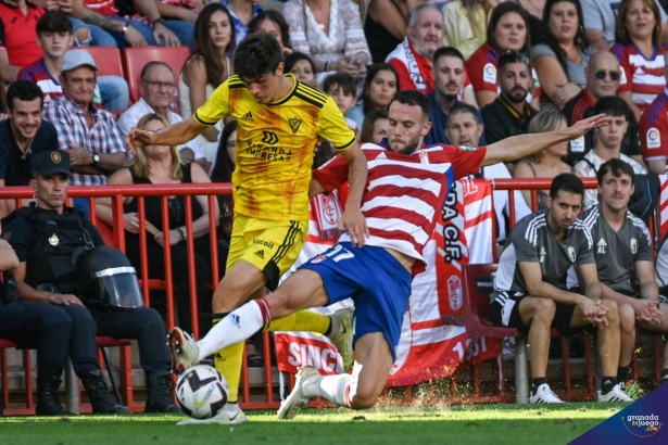 Quini pugna un balón durante el partido ante el Mirandés (JOSÉ M. BALDOMERO)