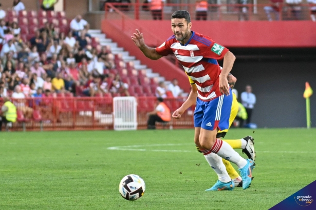 Jorge Molina, en una acción contra el Mirandés (JOSÉ M. BALDOMERO)