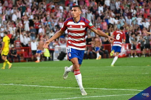 Uzuni celebra el segundo gol ante el Mirandés (JOSÉ M. BALDOMERO)