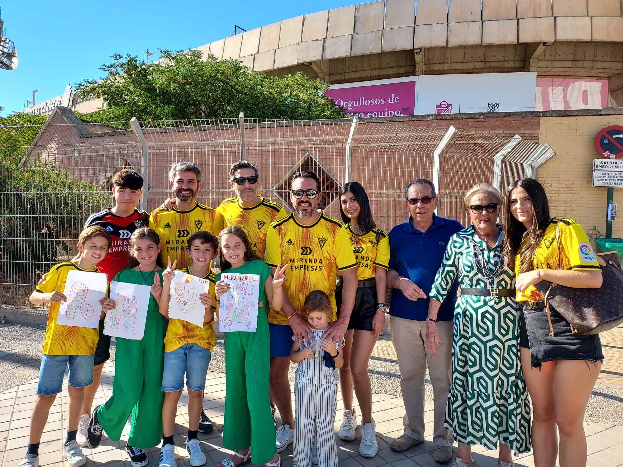 Familiares y amigos de Raúl García de Haro procedentes de Sevilla, en los aledaños de `Los Cármenes` (FRAN CALVO)