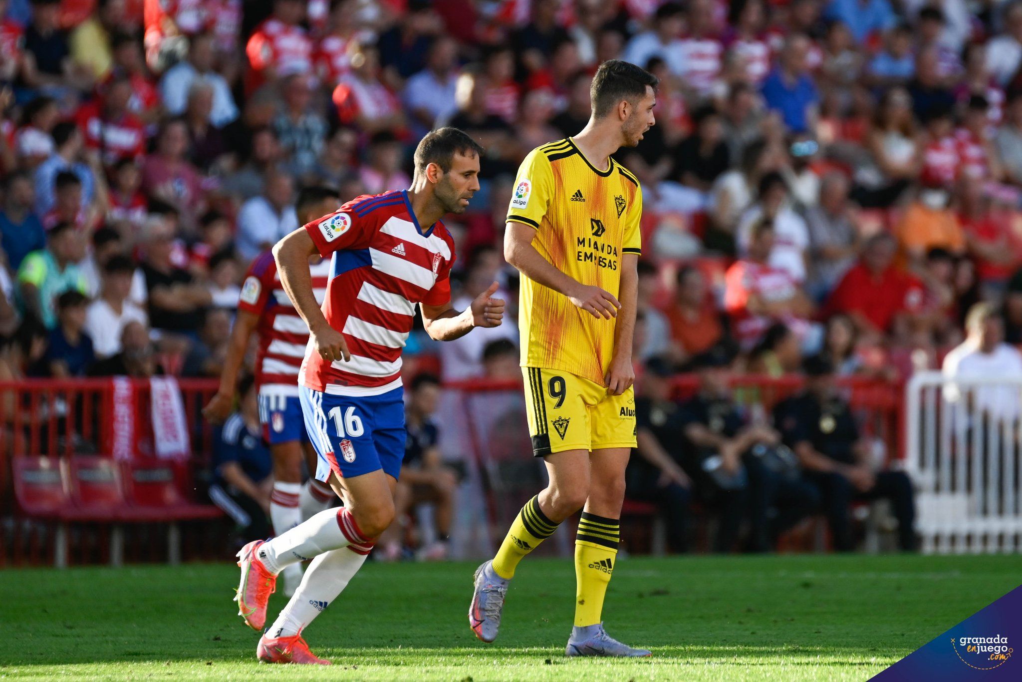 Víctor Díaz, en una acción del partido contra el Mirandés ante el delantero accitano Raúl García (JOSÉ M. BALDOMERO) Víctor Díaz, en una acción del partido contra el Mirandés ante el delantero accitano Raúl García (JOSÉ M. BALDOMERO)