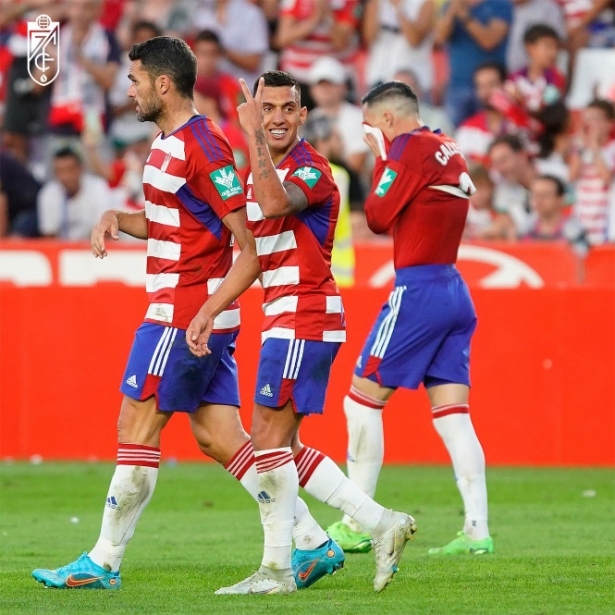 Uzuni marcó los dos goles del Granada CF (GRANADA CF) 