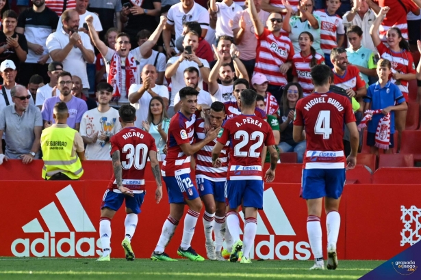 Los jugadores del Granada celebran el primero gol de Uzuni ante el Mirandés (JOSÉ M. BALDOMERO)