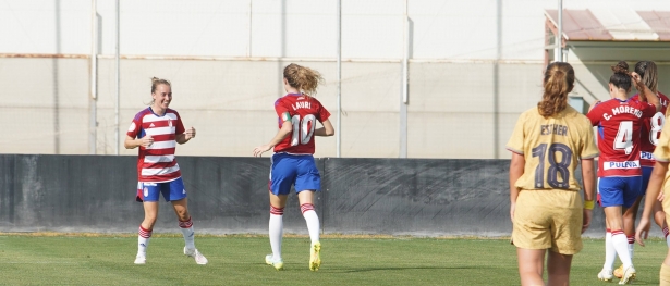 Noe Salas celebra su segundo gol contra el Barça B ante la felicitación de Lauri (JOSÉ VELASCO / GRJ)