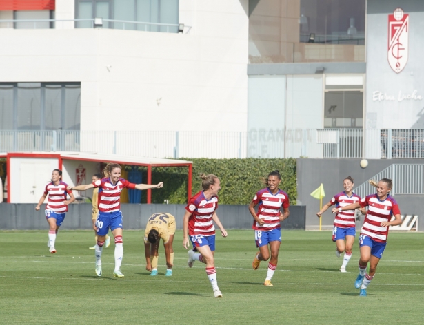 Momento en el que Noe Salas marcó el primer gol y sus compañeras corren para celebrarlo junto a ella (JOSÉ VELASCO / GRJ)