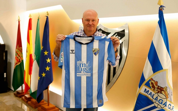 Pepe Mel posa con la camiseta de su nuevo equipo (MÁLAGA CF)