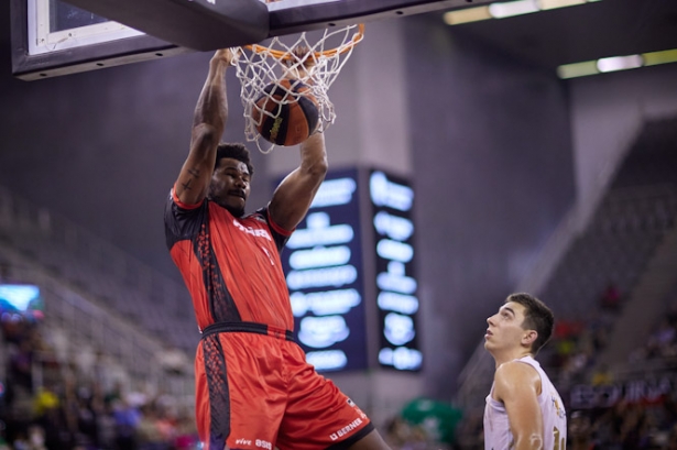 Cristiano Felicio, que debutó con el Covirán Granada, se cuelga del aro (FERMÍN RODRÍGUEZ/FUNDACIÓN CB GRANADA)