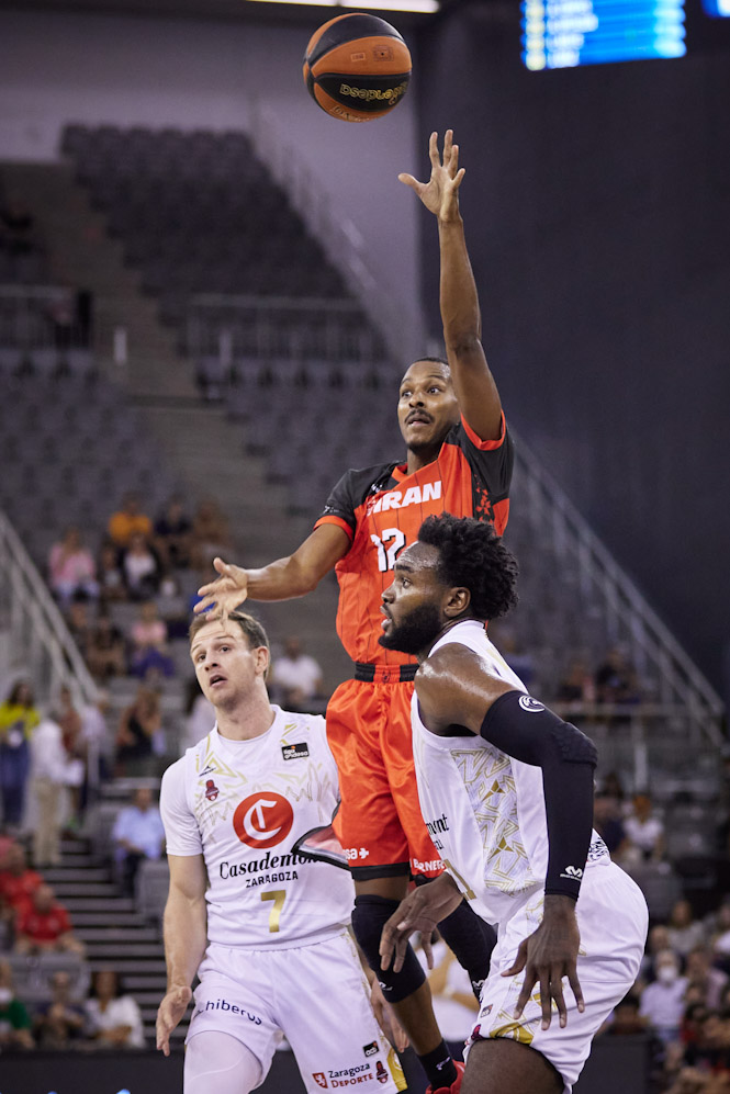 Alex Renfroe emerge entre dos jugadores del Casademont Zaragoza (FERMN RODRGUEZ/FUNDACIN CB GRANADA) Alex Renfroe emerge entre dos jugadores del Casademont Zaragoza (FERMN RODRGUEZ/FUNDACIN CB GRANADA)