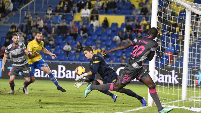 Lance del último Las Palmas - Granada de 2018, con Raúl Fernández defendiendo la portería amarilla (AGENCIA LOF) Lance del último Las Palmas - Granada de 2018, con Raúl Fernández defendiendo la portería amarilla (AGENCIA LOF)