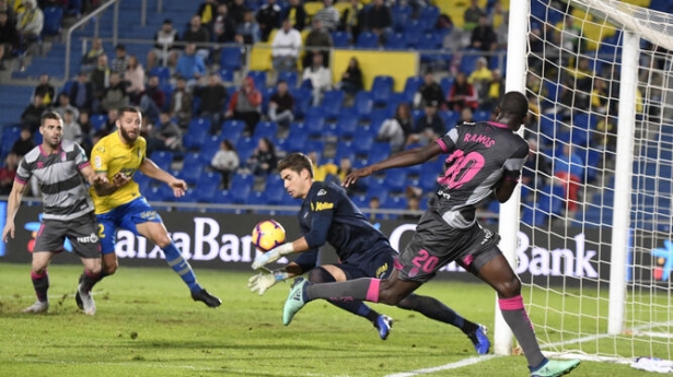 Lance del último Las Palmas - Granada de 2018, con Raúl Fernández defendiendo la portería amarilla (AGENCIA LOF)