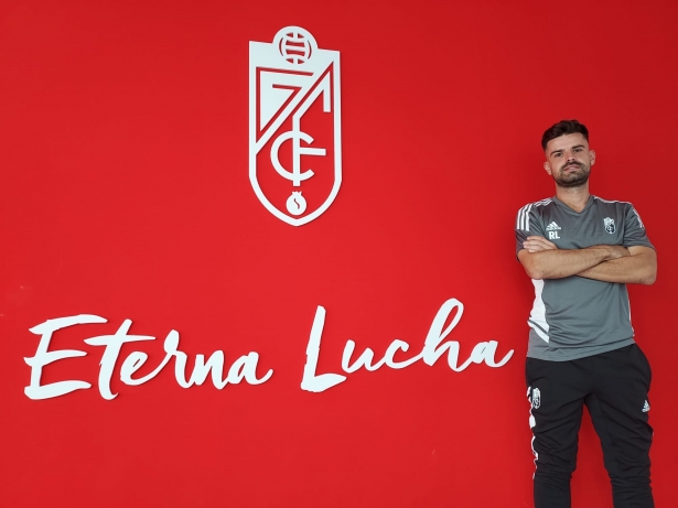 Roger Lamesa posa para Granada En Juego ante el escudo y el lema del Granada (FRAN CALVO)