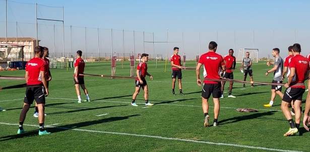 Melendo, en el centro de la imagen, durante el entrenamiento de este viernes (FRAN CALVO)