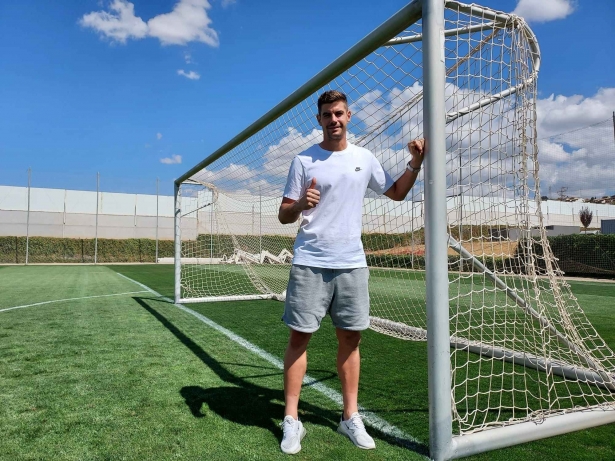 Raúl Fernández posa para Granada En Juego en una de las porterías de la Ciudad Deportiva (FRAN CALVO)