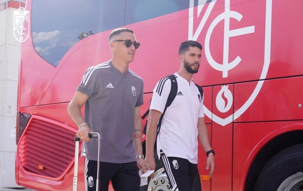 Imagen de la salida del Granada desde la Ciudad Deportiva al aeropuerto en la tarde de este sábado (PEPE VILLOSLADA / GCF)