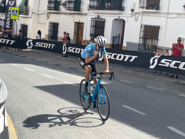 El ganador celebra la victoria (AYTO. LANJARÓN) 