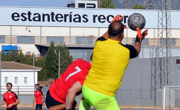 Lolo frena un ataque del FC Cubillas (J. PALMA) 
