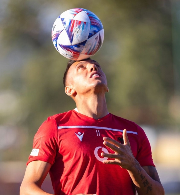 Uzuni, en un entrenamiento con su selección (FEDERACIÓN DE ALBANIA)