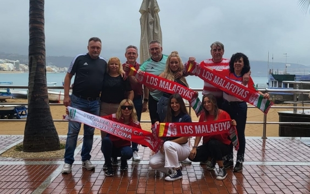 Aficionados del Granada, en una de las playas de Las Palmas de Gran Canaria durante la tarde de este domingo