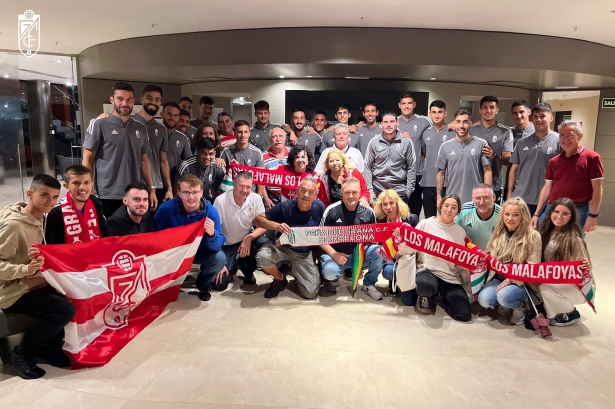 La plantilla del Granada posa junto a aficionados rojiblancos desplazados a Las Palmas (GCF)