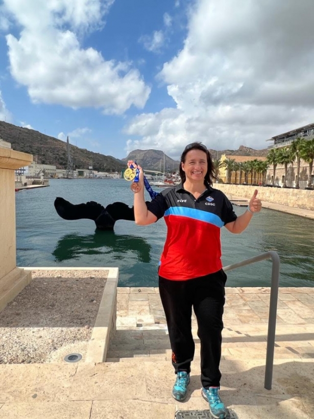 Lidia Calvente posa con zu medalla (AYTO. LA ZUBIA) 