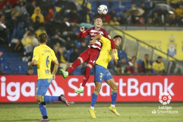 Callejón pugna una pelota en el partido ante Las Palmas (LALIGA)