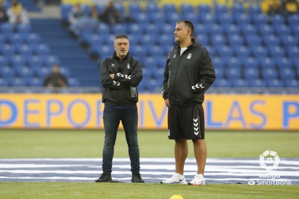 García Pimienta (izq.), en los momentos previos al encuentro (LALIGA)