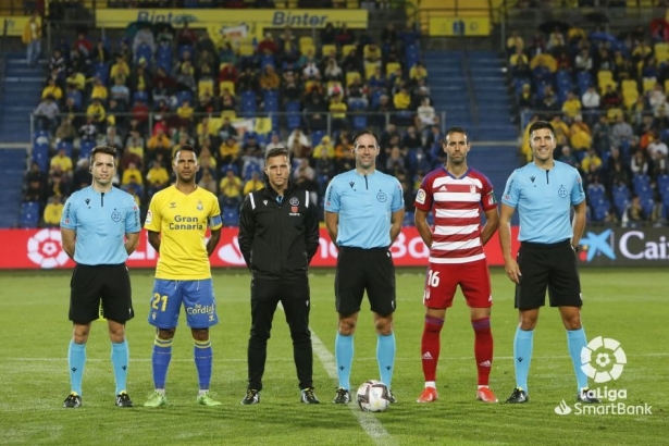 Víctor Díaz, en la foto de los capitanes junto al equipo arbitral en los prolegómenos del choque en Gran Canaria (LALIGA)