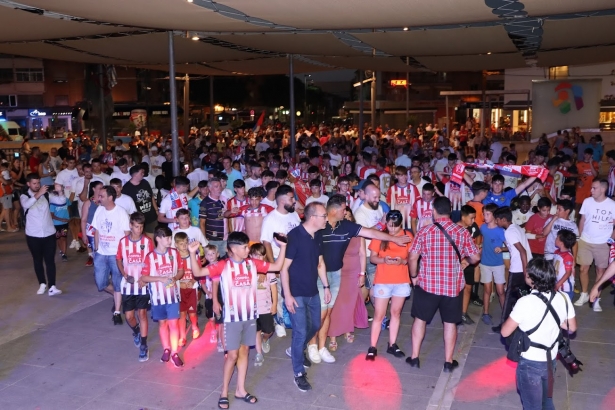 Imagen de la celebración por el ascenso del Arenas de Armilla en la plaza del ayuntamiento el pasado mes de junio (JOSÉ ANDRÉS FERNÁNDEZ / ARENAS DE ARMILLA)