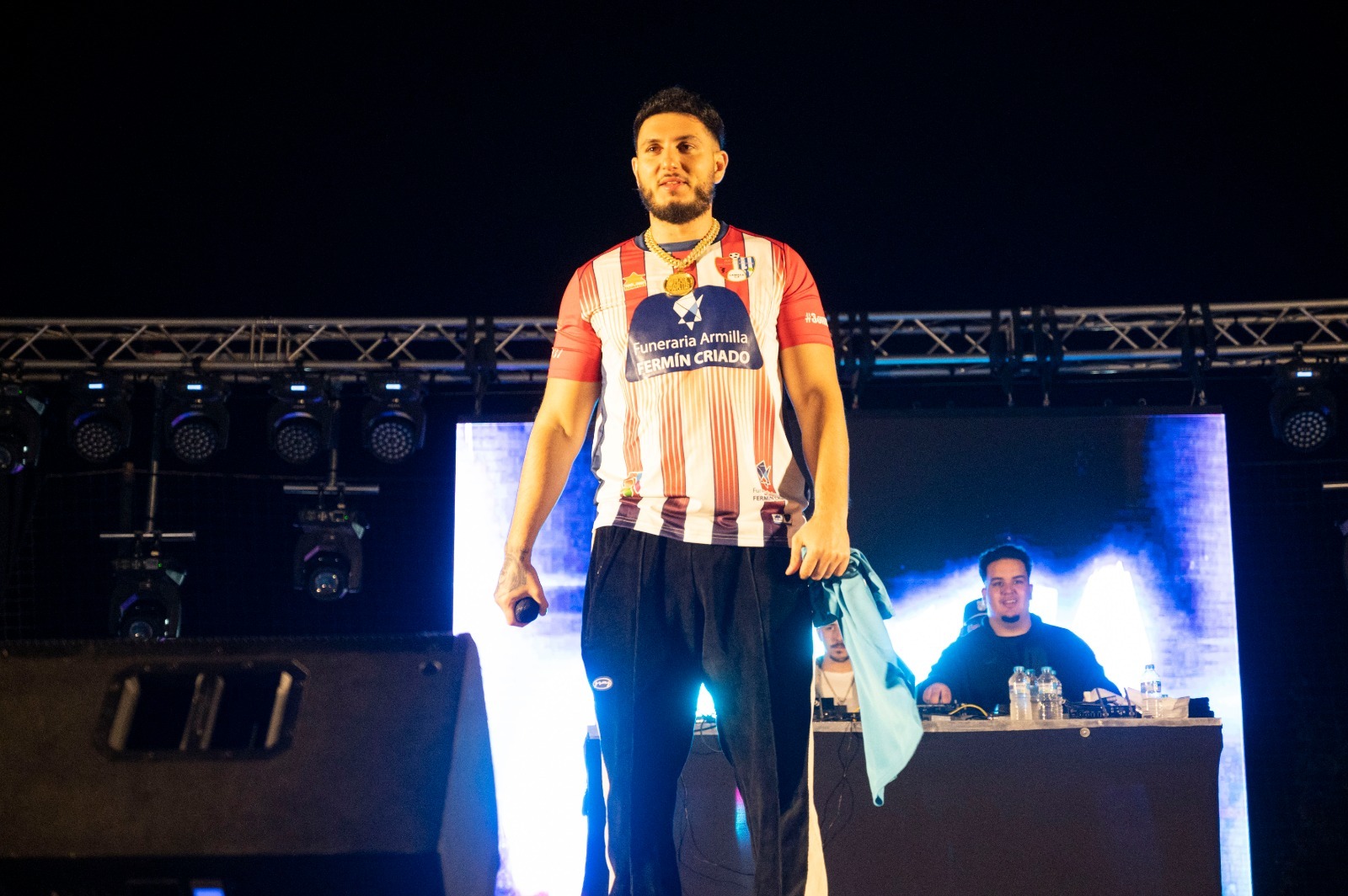 Omar Montes, vestido con la camiseta del Arenas durante el concierto en las Fiestas de Armilla (AYUNTAMIENTO DE ARMILLA) Omar Montes, vestido con la camiseta del Arenas durante el concierto en las Fiestas de Armilla (AYUNTAMIENTO DE ARMILLA)