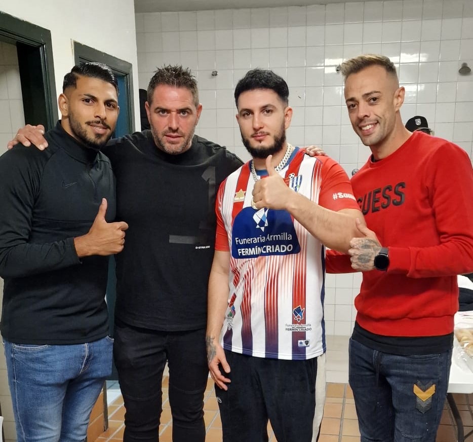 Omar Montes posa junto al presidente Fermín Criado y los jugadores Dani Benítez y Juan Carlos al término del concierto (ARENAS DE ARMILLA) Omar Montes posa junto al presidente Fermín Criado y los jugadores Dani Benítez y Juan Carlos al término del concierto (ARENAS DE ARMILLA)