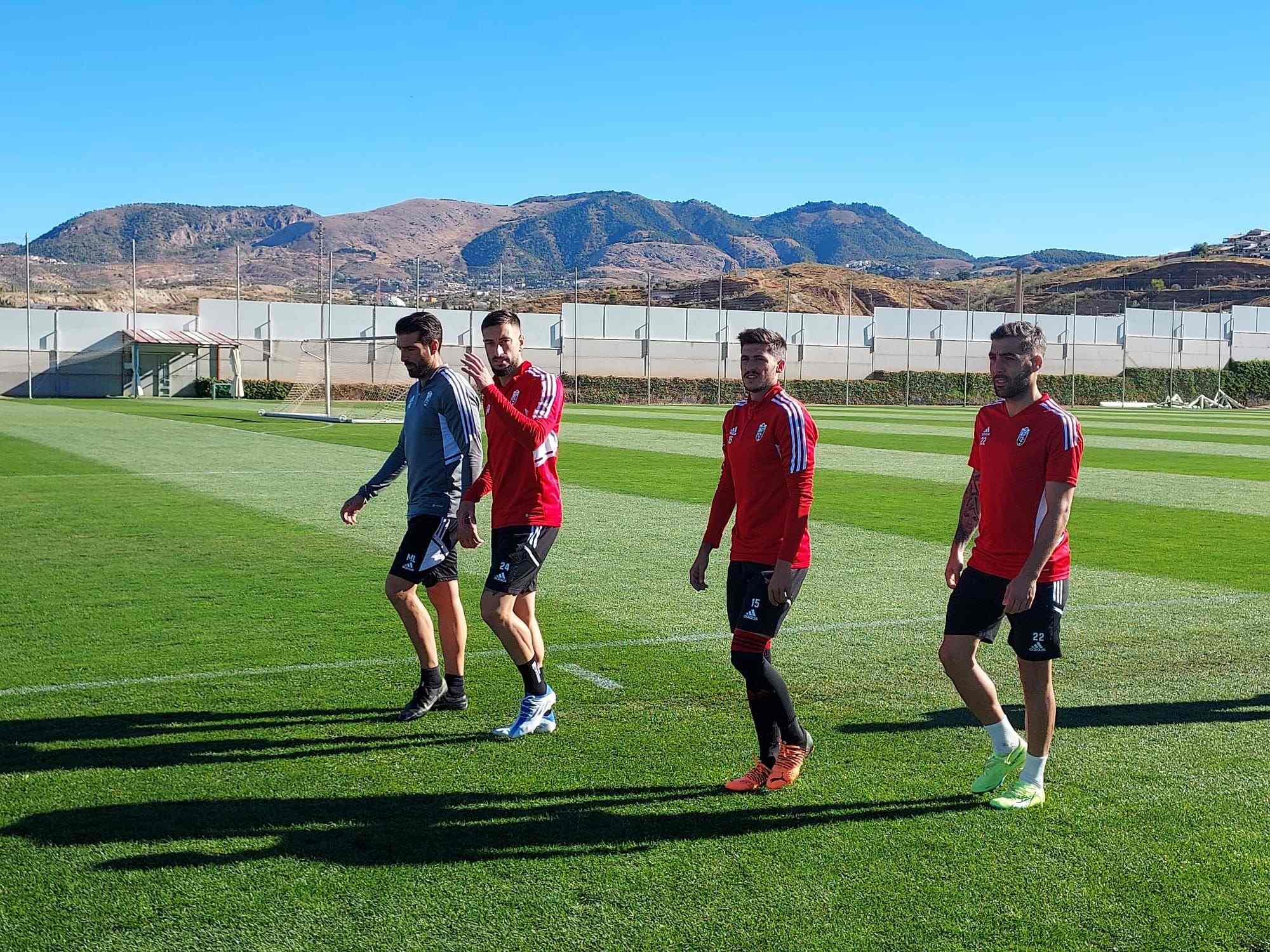 Lucena, Cabaco, Neva y Perea, al salir al entrenamiento de este viernes en la Ciudad Deportiva (FRAN CALVO) Lucena, Cabaco, Neva y Perea, al salir al entrenamiento de este viernes en la Ciudad Deportiva (FRAN CALVO)