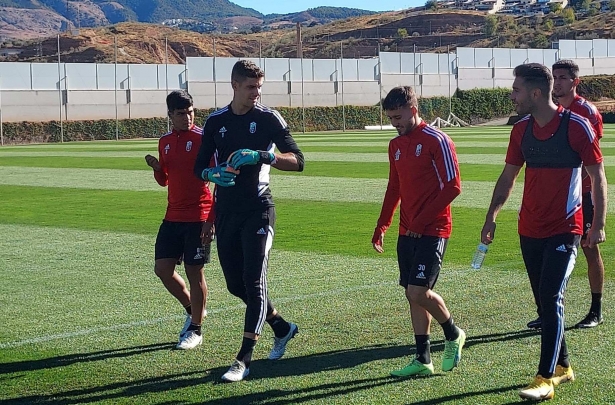 Raúl Fernández, junto a varios compañeros en el entrenamiento del viernes en la Ciudad Deportiva (FRAN CALVO)