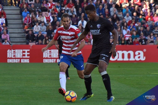 Víctor Díaz, en un lance del Granada - Huesca de 2017 en `Los Cármenes` (GRJ)