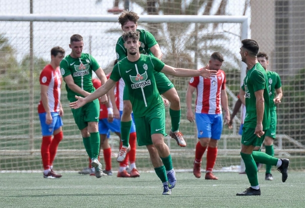 Rubén Osuna, jugador del Atarfe Industrail, fue el autor del único tanto de su equipo en Almería (PACO OLMO)