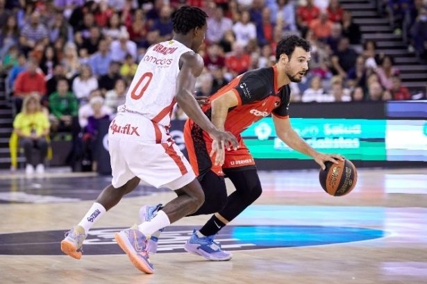 Lluís Costa juega en ataque (FERMÍN RODRÍGUEZ / FUNDACION-CBG) 